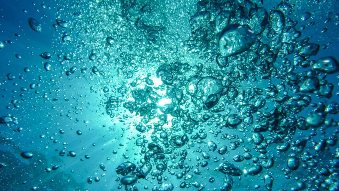 ¿Tienes burbujas de aire en tu piscina?