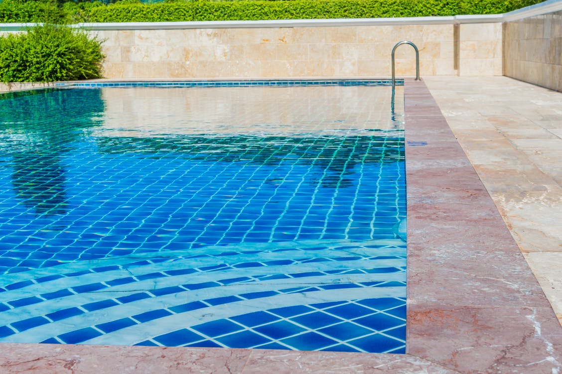 5 Mitos comunes de mantenimiento de piscinas, desmentidos