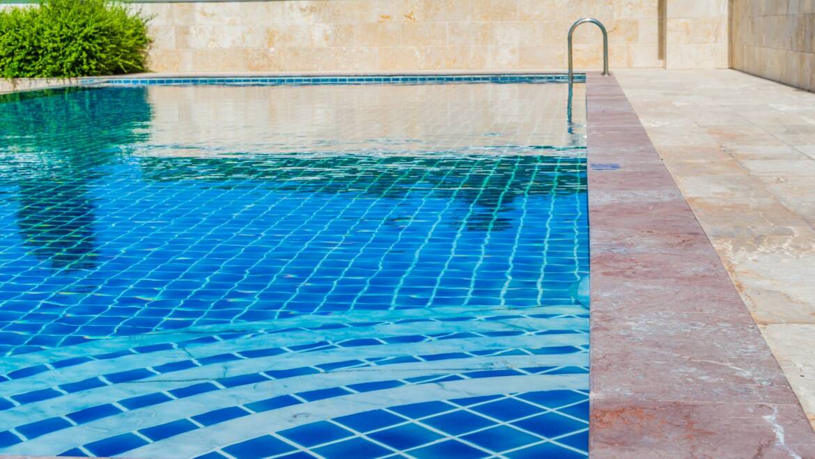 Consejos de mantenimiento de piscinas para mediados del verano