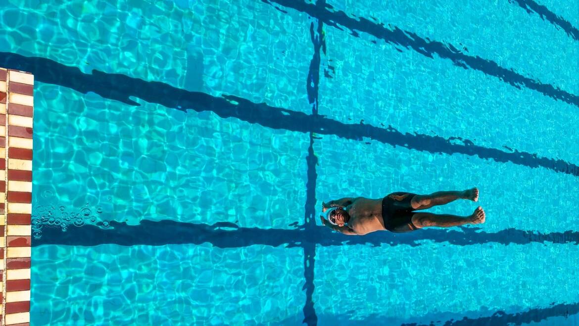 5 formas de ahorrar energía en una piscina climatizada