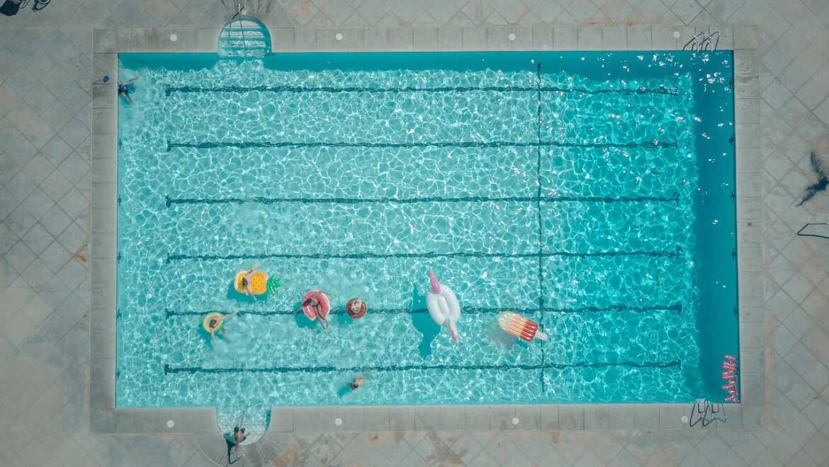 ¿Cómo el color del revestimiento de tu piscina afecta el ambiente?