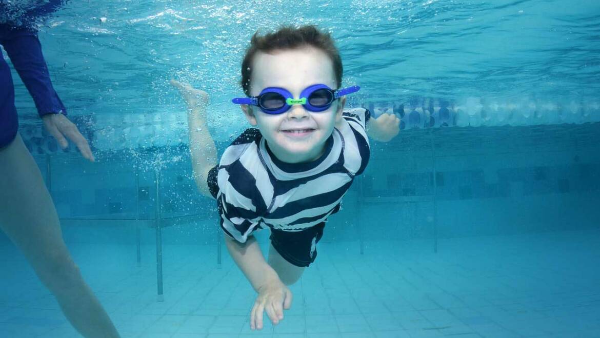 10 razones por las que enseñar a nadar a los niños 