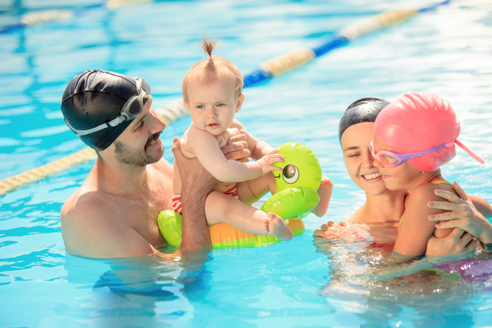 ¿Cuándo podemos bañar a nuestro bebé en la piscina y cuáles son sus beneficios?