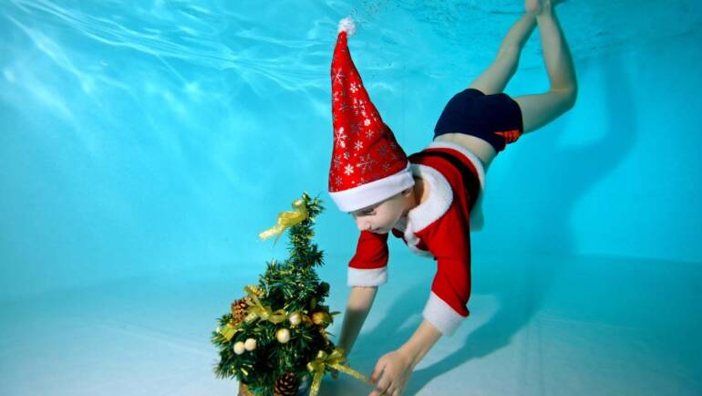 Ideas de decoración para fiestas de Navidad en la piscina navideña