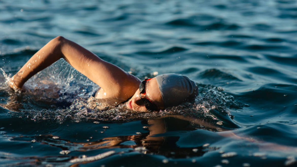 7 beneficios de nadar en agua fría y las medidas de seguridad que debes tomar