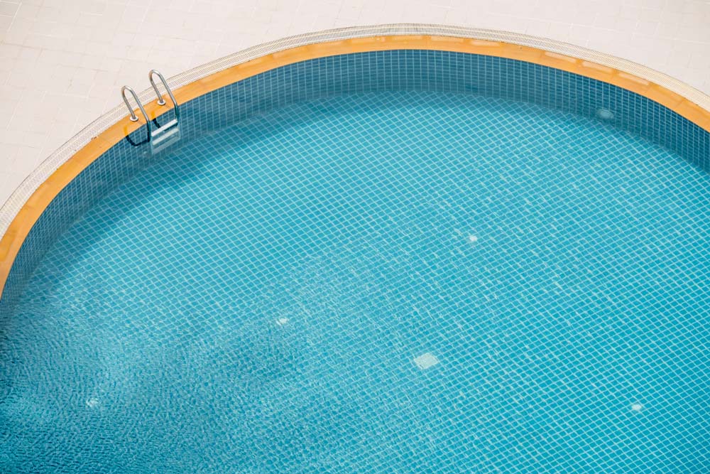 Cómo ahorrar en el mantenimiento de tu piscina sin comprometer la calidad del agua